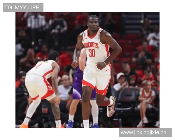 火箭训练营第4日精彩瞬间KD与谢泼德击掌卡佩拉与亚当斯温馨相拥