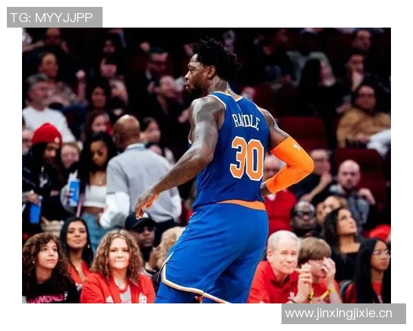 兰德尔半场表现稳定11投6中贡献14分4篮板1助攻1抢断