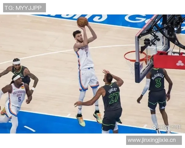 爱德华兹巧妙突破包夹精准传球助攻戈贝尔精彩扣篮得分