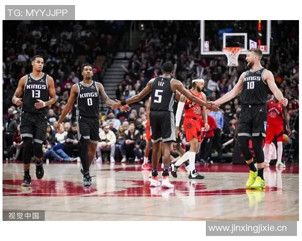 马克西上半场表现全面11投4中贡献12分3篮板4助攻1抢断1盖帽 马克西上半场表现全面11投4中贡献12分3篮板4助攻1抢断1盖帽