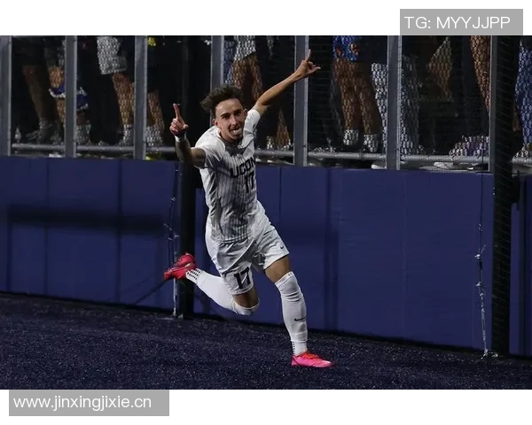 康涅狄格大学球员脚踩哈士奇PE球鞋引发媒体热议