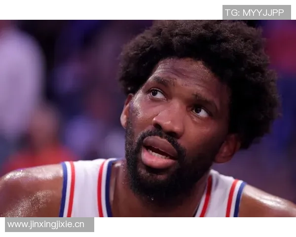 弗菲表现出色6投3中贡献12分3篮板1助攻1盖帽展现实力 弗菲表现出色6投3中贡献12分3篮板1助攻1盖帽展现实力