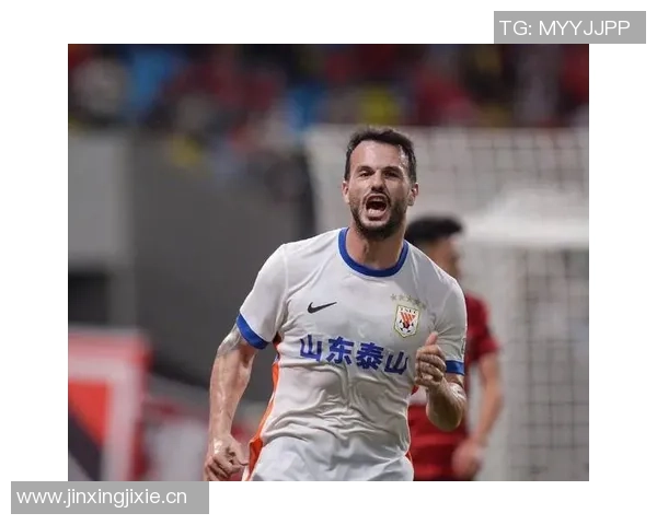 泰山外援瓦科携家人欢庆圣诞节合影留念尽享巴黎美好时光