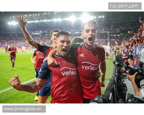 巴萨球迷对阵奥萨苏纳时高喊哈维留下来嘲讽皇马