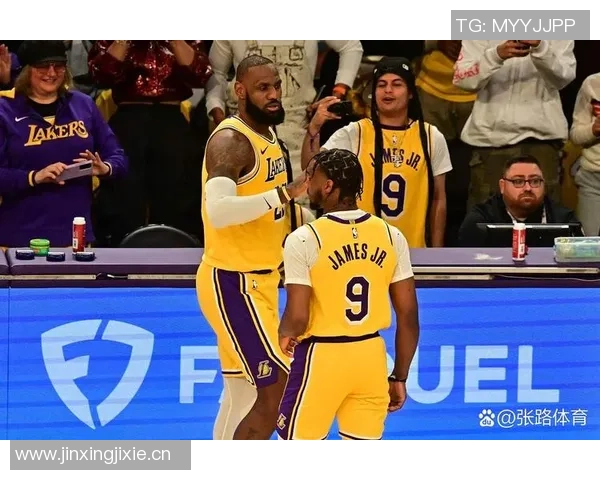 詹姆斯与布朗尼父子同台亮相常规赛揭幕战的历史时刻回顾