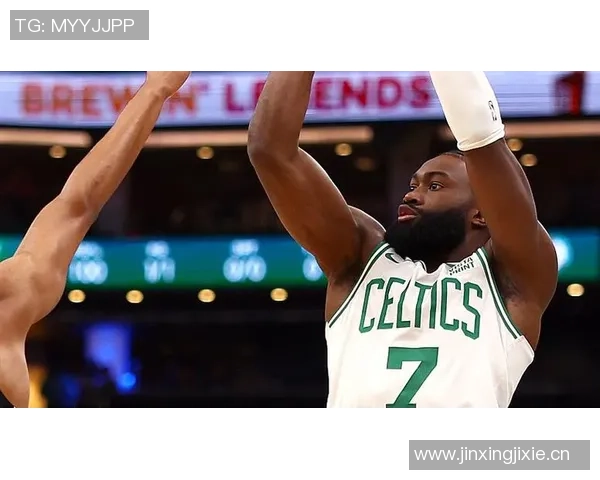 杰伦布朗首节狂砍19分3板2助2断三分火力全开助力球队领先