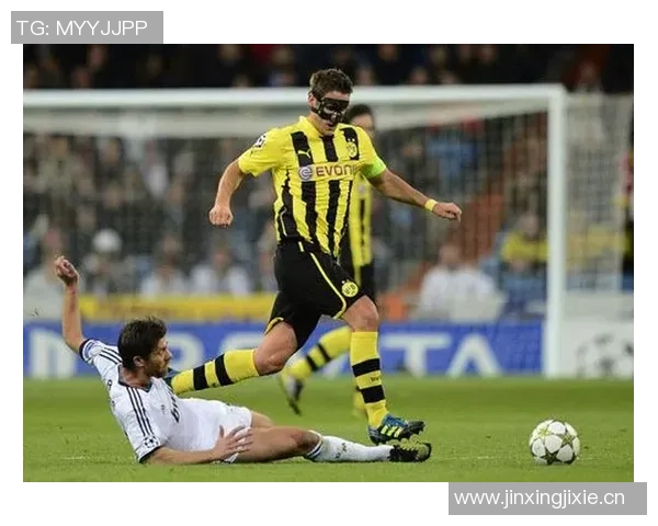 安塞尔米诺精彩头球破门助多特在第41分钟取得领先